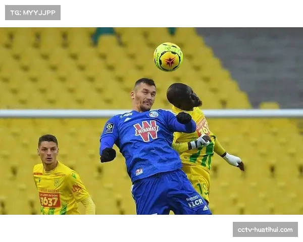 实时：斯特拉斯堡球员两黄变一红被罚下，球队少一人作战